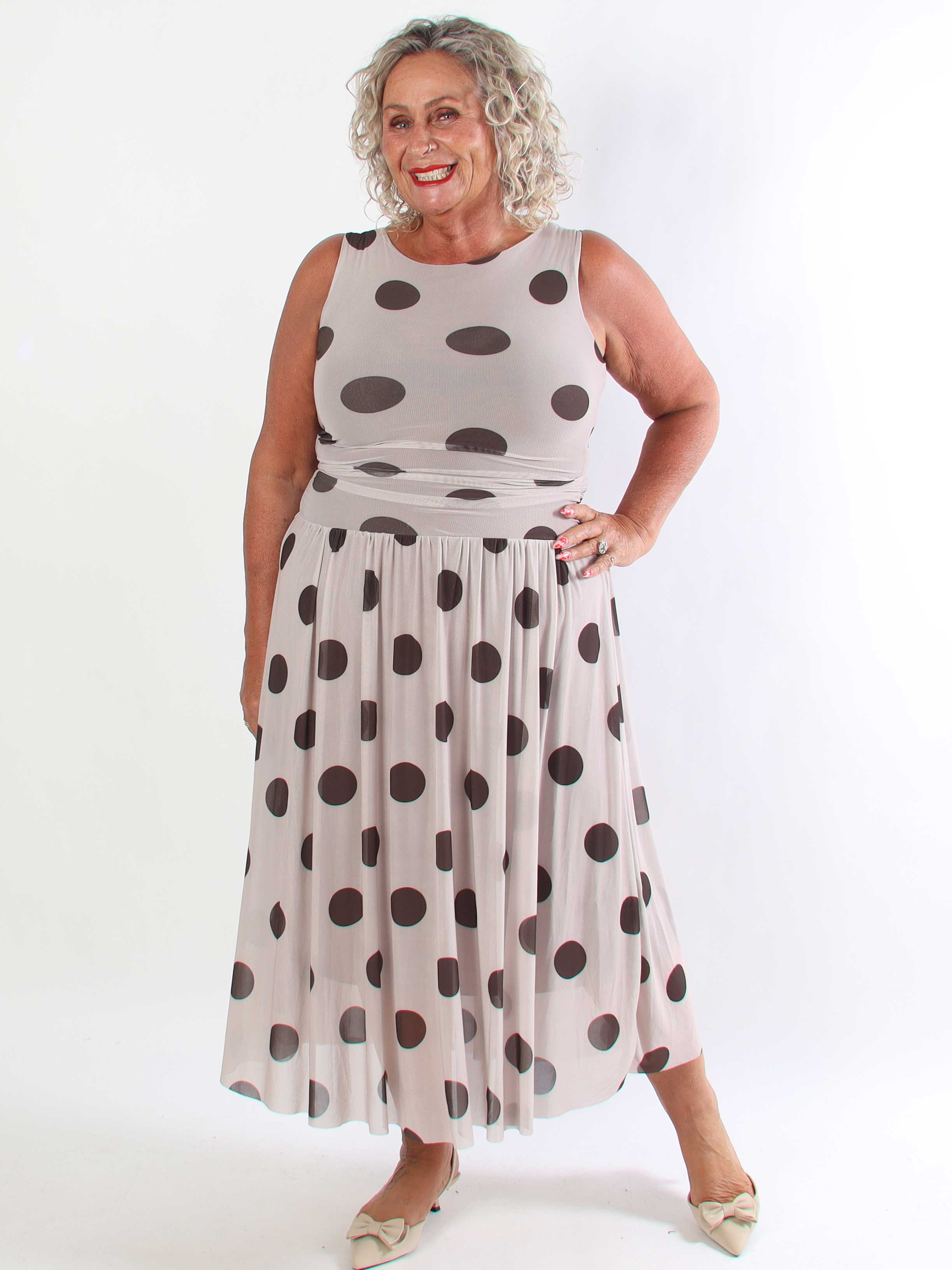 Hallie – Elegant, stretchig plus size klänning i prickig mesh